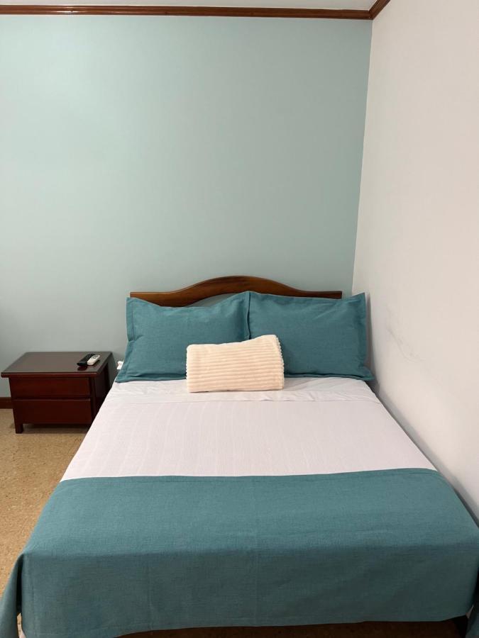 Hotel Caucasia מראה חיצוני תמונה